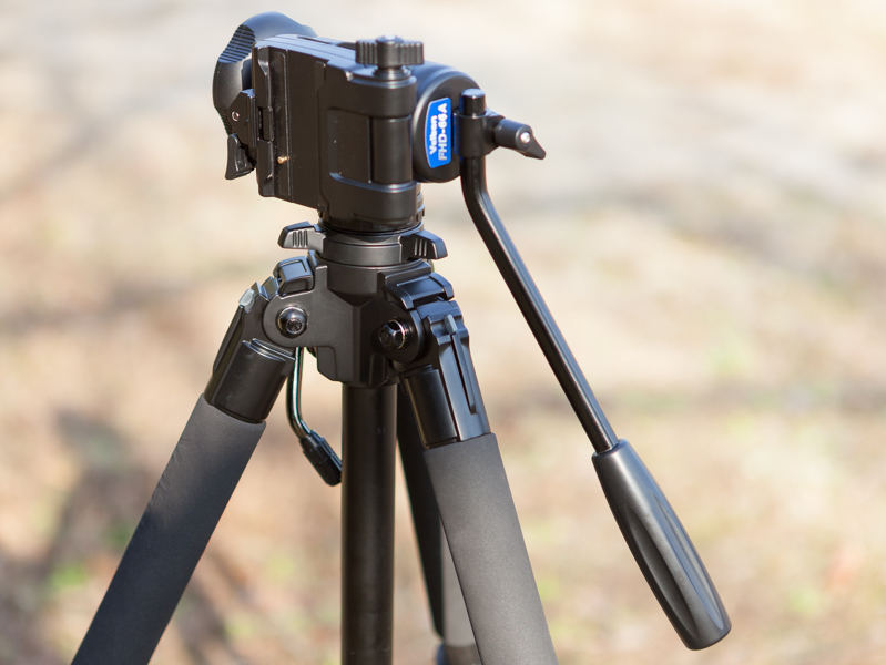 また、パン棒を横方向に出すようにすれば真上を向けても三脚に干渉しない。