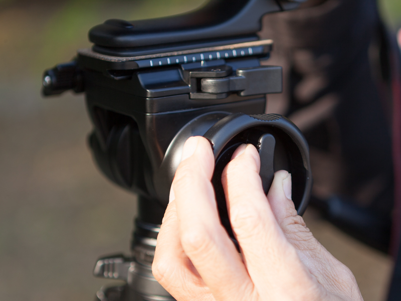 慣れると片手でチルトとパンのロックを一緒に調整できるのが特徴。