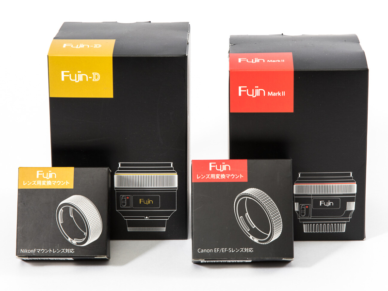 奥がFujin、手前がレンズ専用マウント。左がニコン用で右がキヤノン用だ。