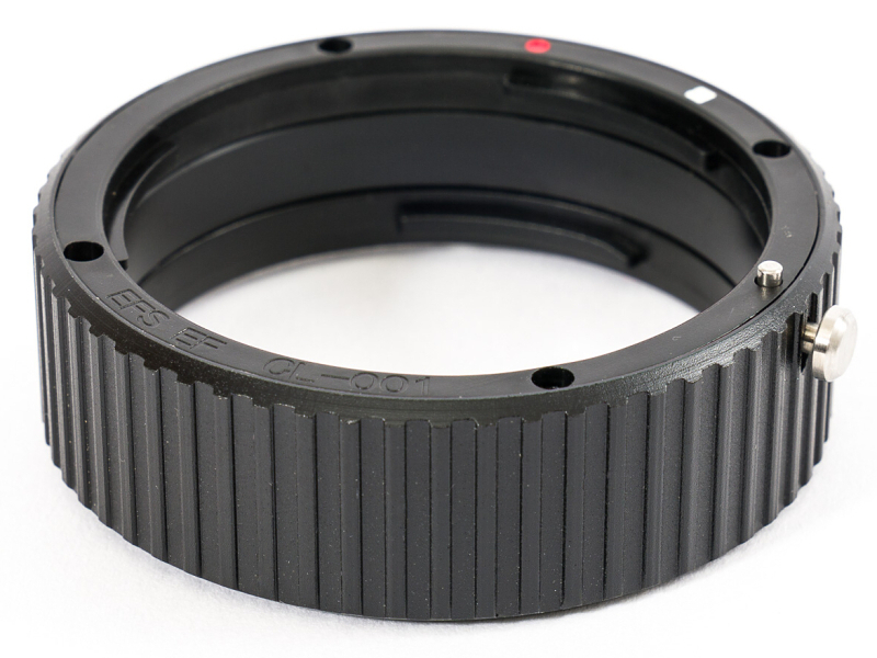 EFレンズ用の赤い目印だけでなく、EF-Sレンズ用の白い目印もついている。