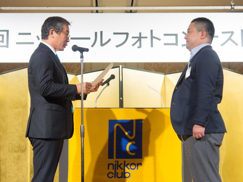 ニッコールクラブ会長の五代厚司氏から賞を受ける成瀬亮さん（右）
