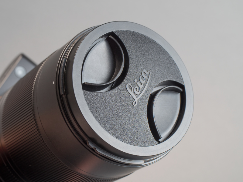 レンズキャップは指掛かりがよく、極めて脱着しやすい。