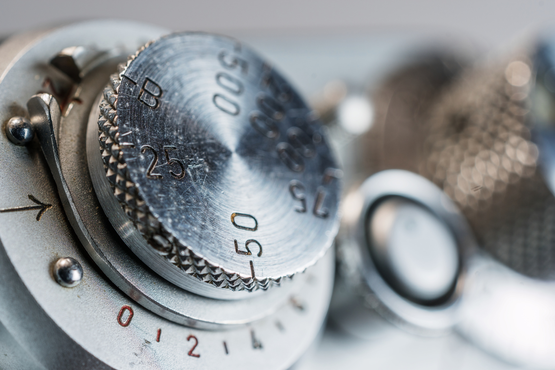 ライカIfのシャッターダイヤルを接写してみた。ストロボを使いF8まで絞ったが、それでもボケの素直さは揺るぎない。ライカTL2 / ISO100 / F8 / 1/60秒 / WB:オート