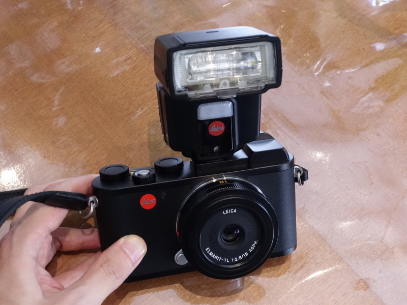 別売のクリップオンストロボの「SF40」を装着したところ。