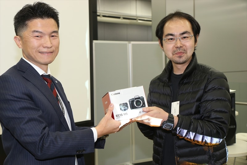 前回、個人賞2位を受賞した武石修。賞品はEOS M5。武石初のミラーレスカメラ。