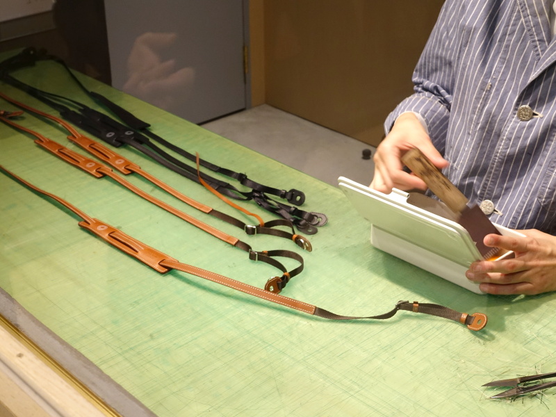 ガラス張りの工房スペース。ちょうどカメラストラップの仕上げが行われていた。