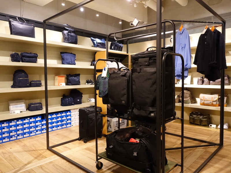 直営店ならではの品数を取りそろえる。展示も広々としている。