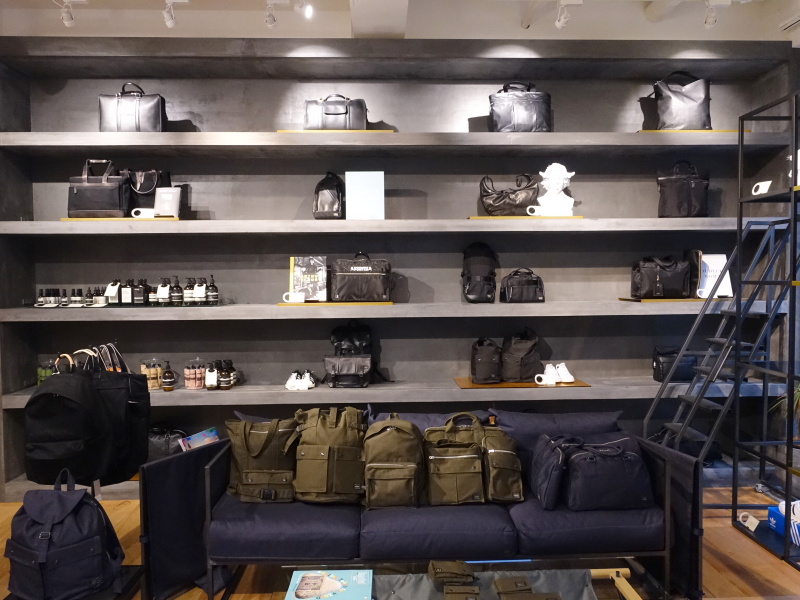 1階の入口付近。ホテルのロビーをイメージした内装。ソファーはPORTER SMOKYと同じ生地を使っているという。