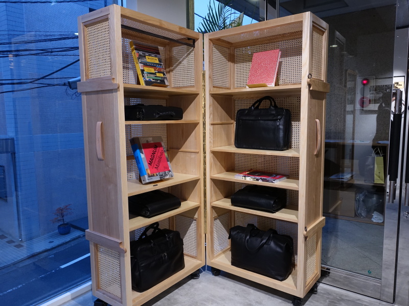 さまざまなバッグやマグナム・フォトに関連した写真集が配置されており、目を楽しませてくれる。