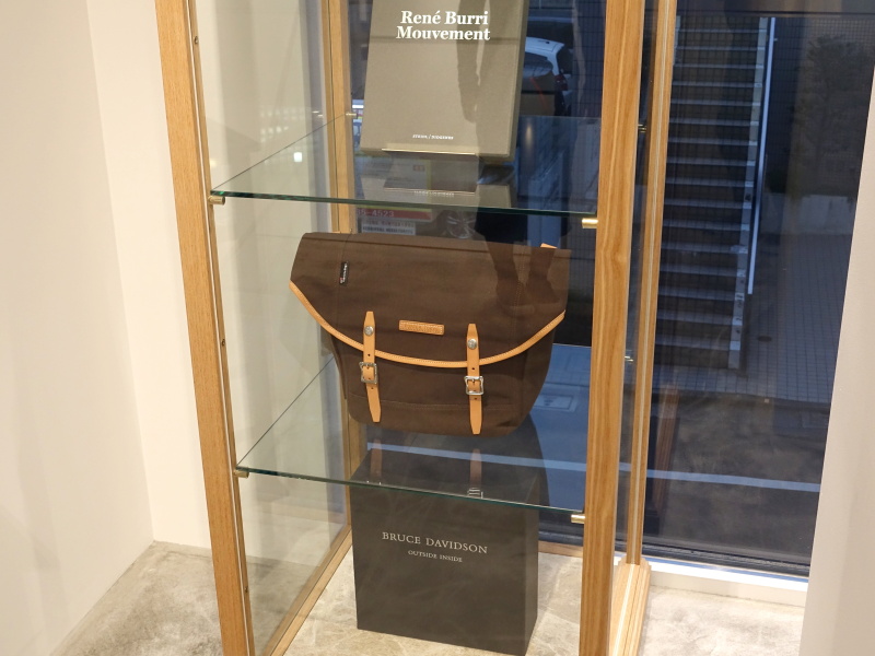 中央のバッグは、マグナム・フォトに由来するというPORTER MAGNUMシリーズのアイテム。