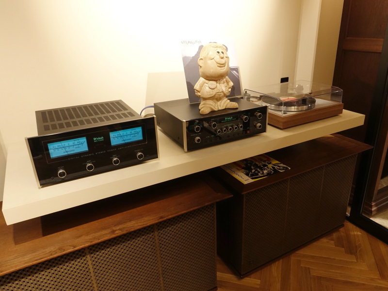 2階の入口付近には、マッキントッシュのアンプとJBLのスピーカー。