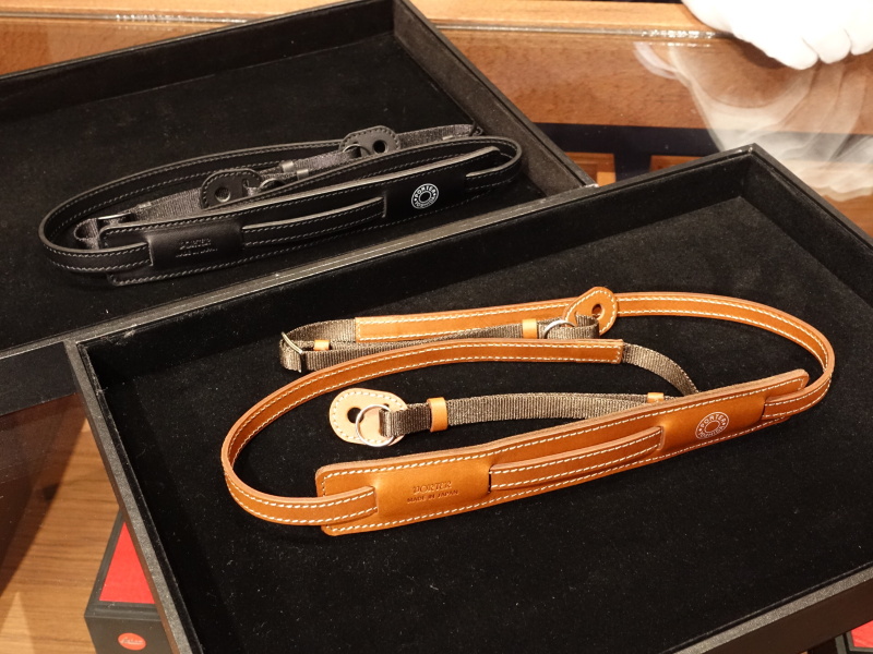 レザーとナイロンテープを組み合わせたクラシックスタイルのカメラストラップ（税別1万3,500円）。