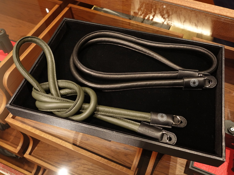 ラム革の柔らかな手触りを味わえる丸紐革ストラップも発売（税別1万3,000円）。