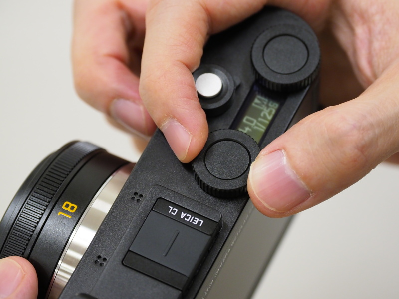 シャッタースピードを変更しているところ。