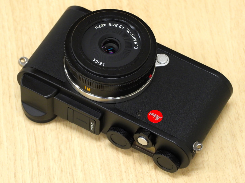 カメラ上部に軍艦部を持つライカCLのスタイリングは、いわゆるバルナックライカ的