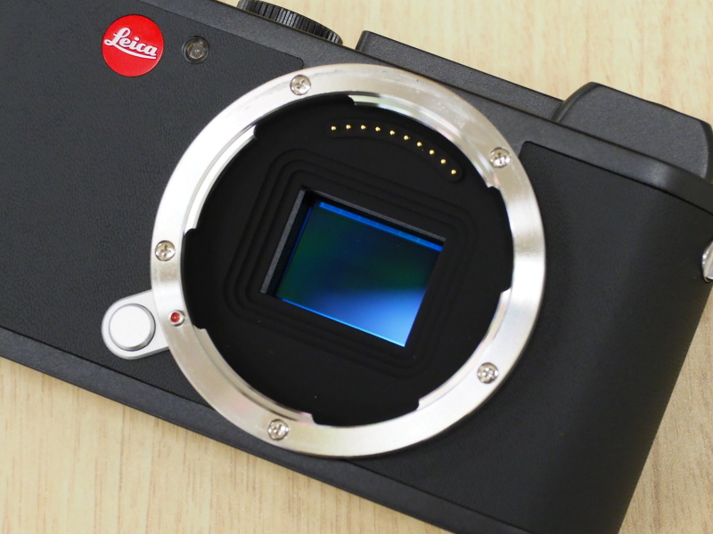 APS-Cサイズ相当のCMOSセンサーを搭載。有効2,424万画素で感度はISO100〜50000。