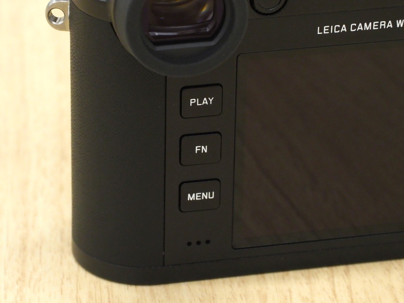 背面ボタンは、ライカM10に通じるシンプルさ。
