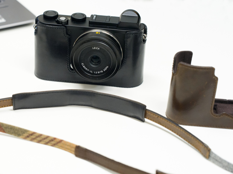 表面にツヤのある革素材を用いたレザーケース。裏蓋が開閉し、装着したままバッテリーやSDを交換可能。