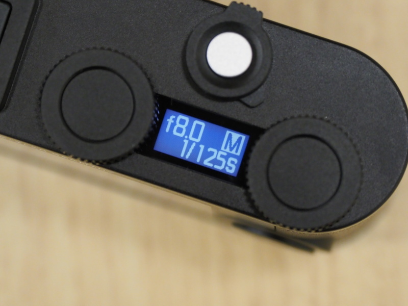 周囲の明るさによりバックライトが自動点灯する。