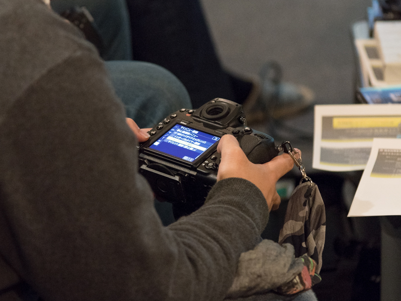 萩原さんのレクチャーを参考に、メンバーはさっそくカメラの設定を行っていた