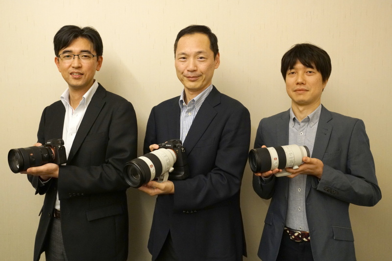 今回話を聞いた、ソニーイメージングプロダクツ&ソリューションズ株式会社 デジタルイメージング本部の面々。左から第2ビジネスユニット（Lens&Peripheral）担当部長の岸政典氏、第2ビジネスユニット（Lens&Peripheral）シニアゼネラルマネジャーの長田康行氏、コア技術第1部門 光学設計部 静止画光学設計担当部長の金井真実氏。
