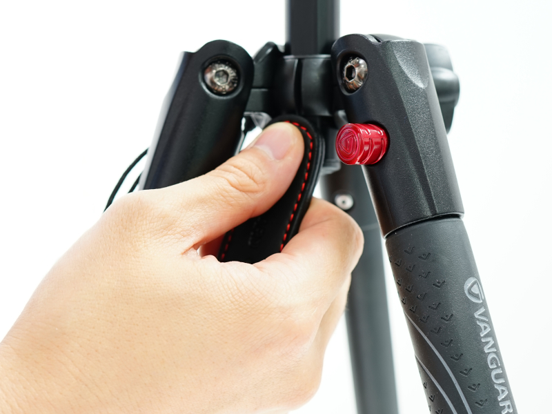 センターポールロック解除用のレザータグが付属。