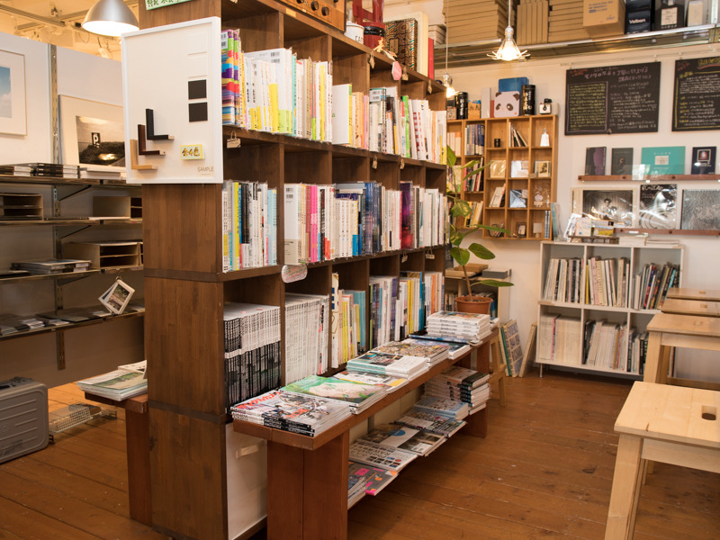 売店には写真関連の書籍や印画紙などが並ぶ。