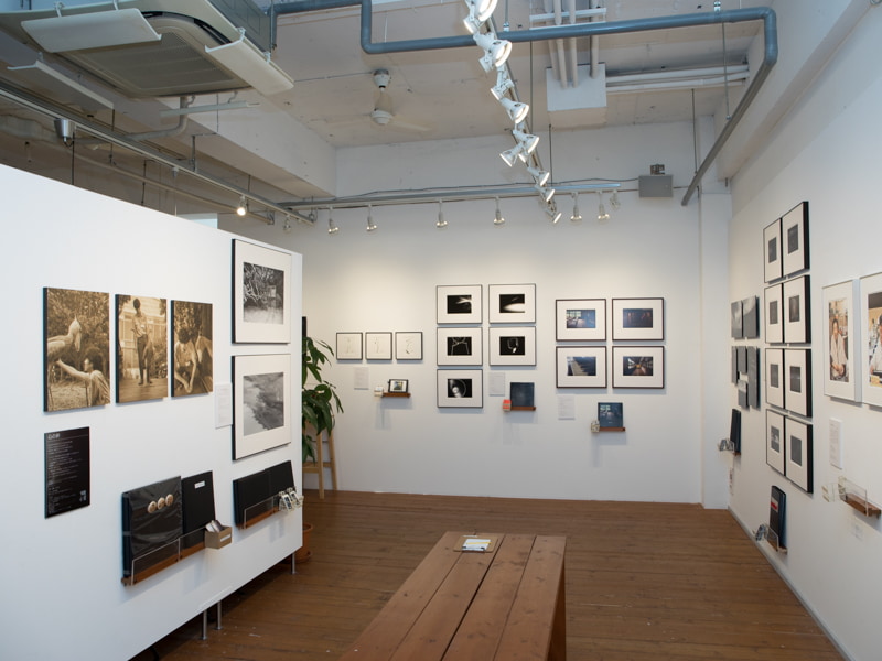 生徒の作品などが展示されている写真展会場。この日はGANREF有志のグループ展「Signs The Group Exhibition」が開催されていた。