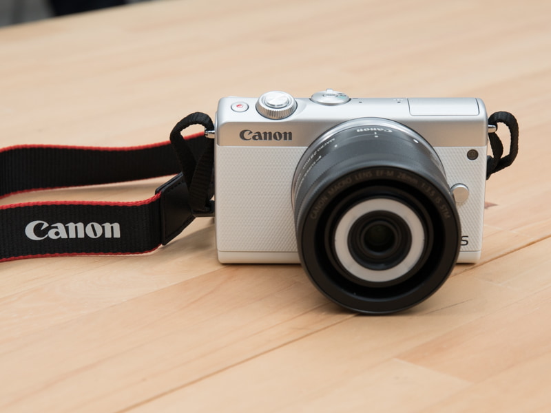 参加者に貸与されたEOS M100とEF-M28mm F3.5 マクロ IS STM。