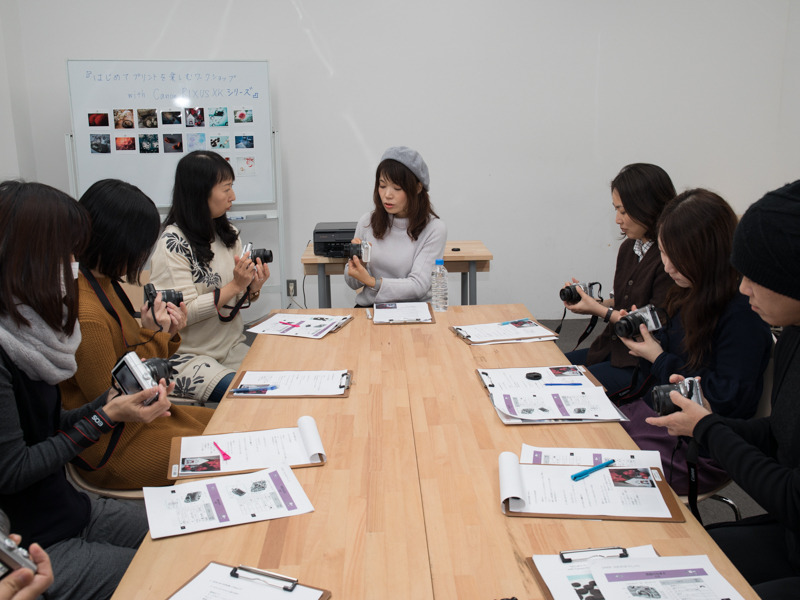 講座の開始に先立って、EOS M100の操作を覚えた。