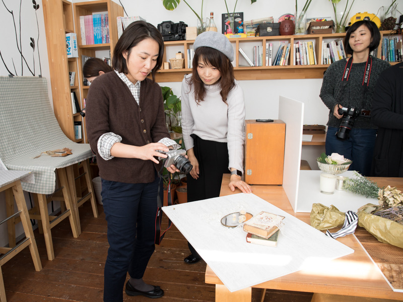 撮影実習は、日当たりのよい南向きのカフェを貸し切って行なわれた。