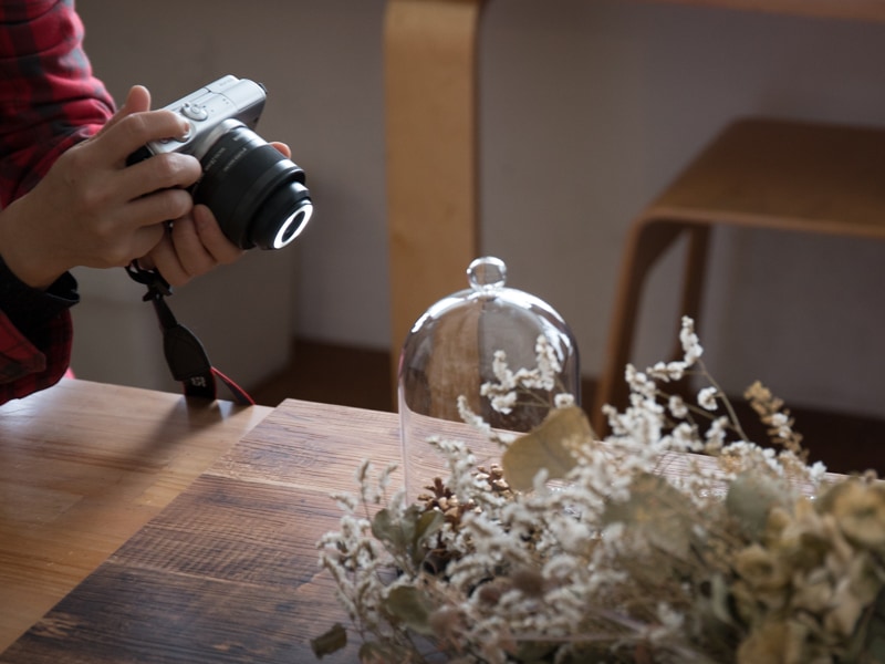 レンズ先端に内蔵したLEDライトも積極的に活用。