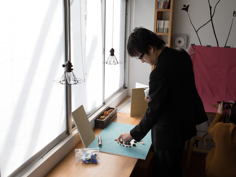 筆者も場違いながら部屋の隅でがんばっていた。