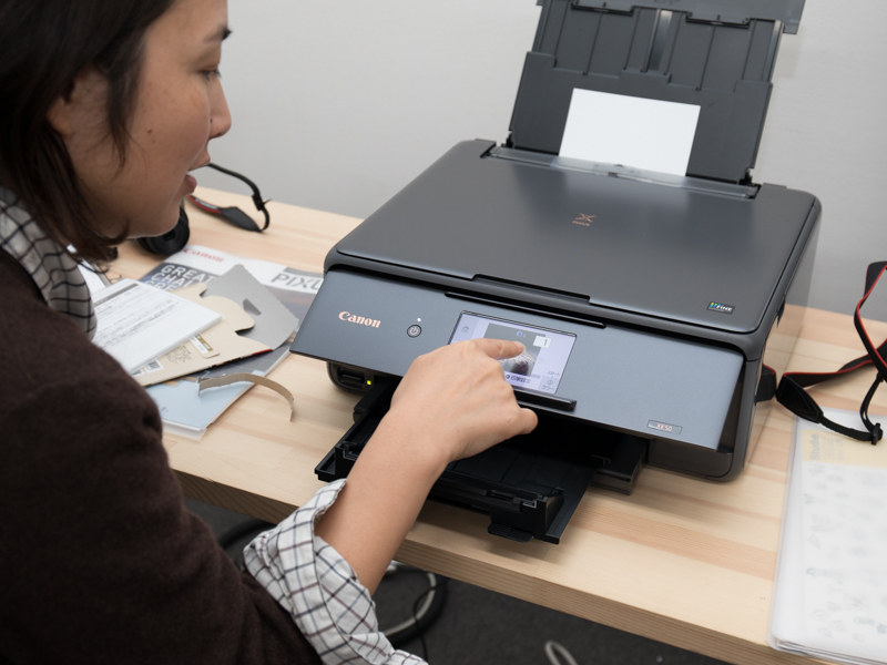 設定を済ませたら記録メディアを差し込み、タッチパネルで写真を選ぶだけ。簡単さも受けていた。