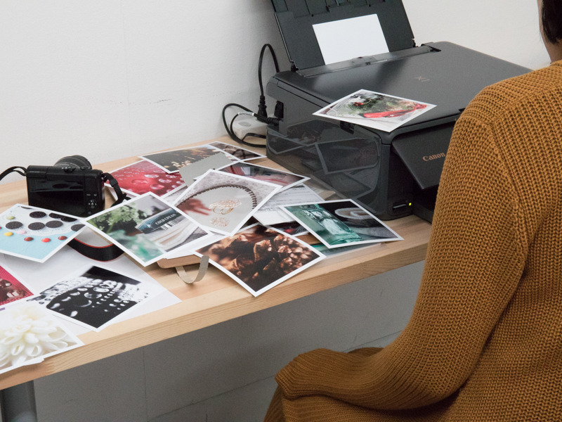 比較的小さめのスクエアサイズ（127×127mm）でテンポよくプリントできるためか、撮った写真を全部プリントする勢いの参加者も。