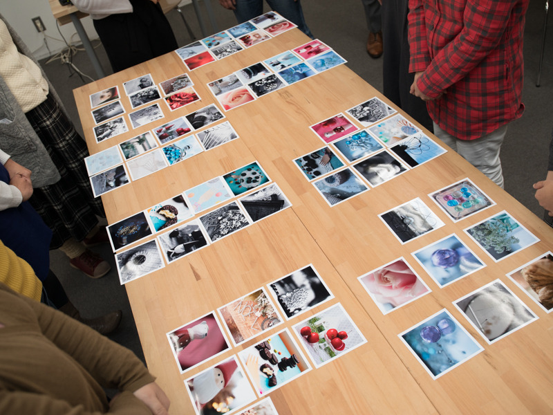 この日撮った中でベストな数枚を選んで教室中央の机に並べる。