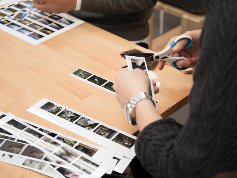 参加者の手元にはハサミが用意された。