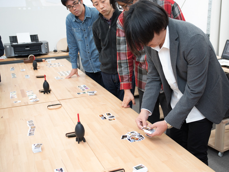 20枚まで絞り込まれた写真は、さらに絞るために岡嶋さんの指導を受ける。