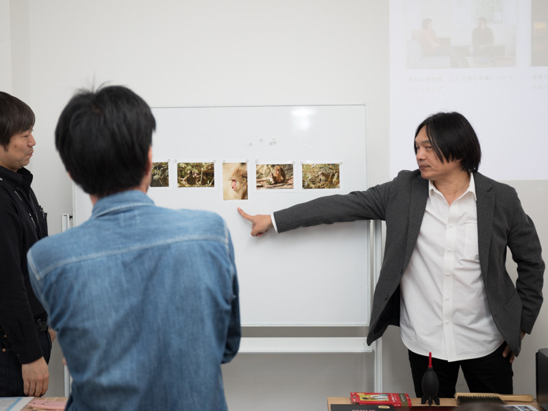 2L判の写真5枚をホワイトボードに貼り出し、離れた位置から観てベストの1枚を決める。