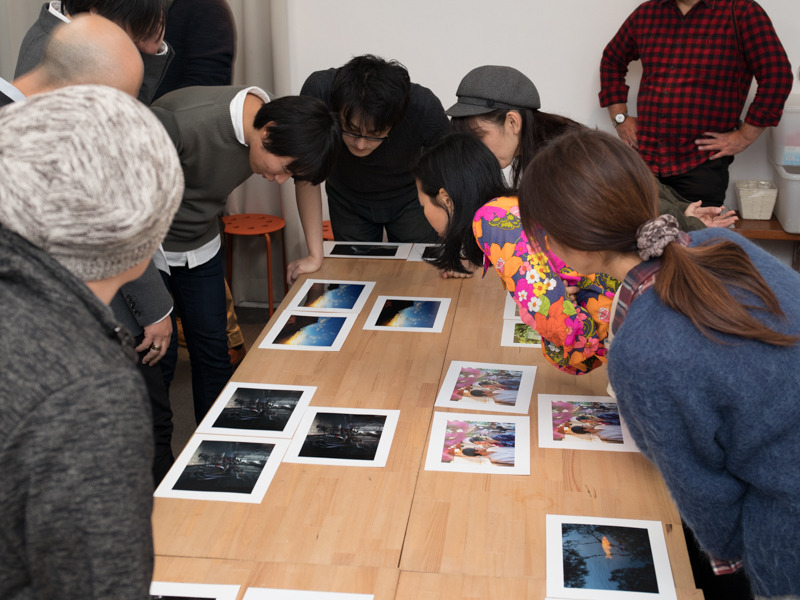 参加者同士、お互いの写真を見せ合って用紙の違いによる表現の差を話し合っていた。