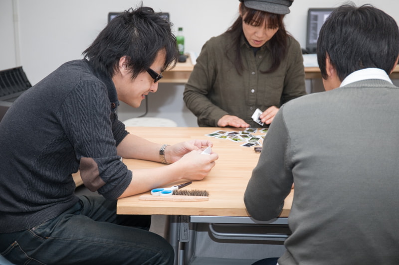 筆者（左）も自分の写真100枚から選んで見た。