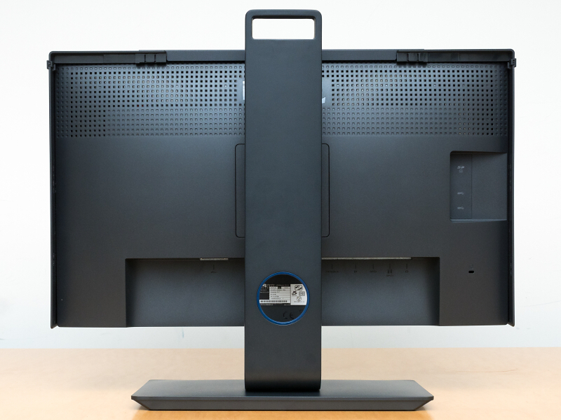 スタンドは高さ調整に加え、スイベルとチルトが可能。使いやすい位置に調整できる。