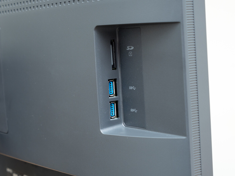 背面にはSDカードスロットとUSBハブのポートを備える。