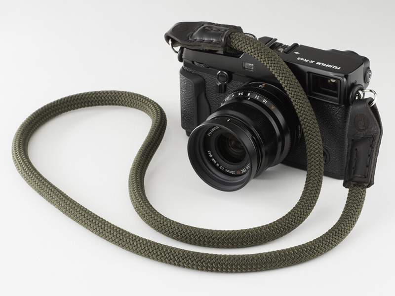 オリーブグリーン