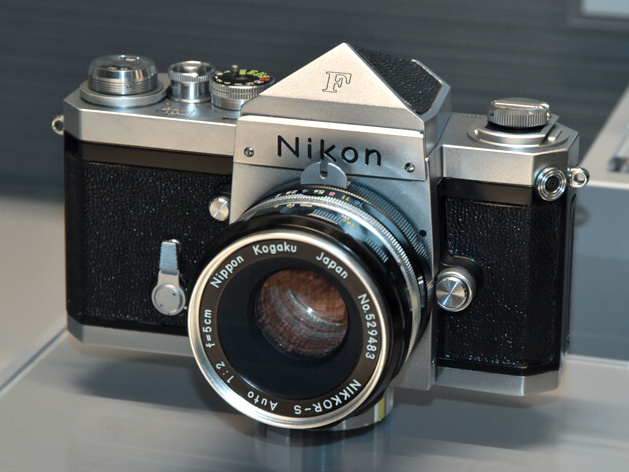 参考：ニコンF（ニコンミュージアムにて編集部撮影）