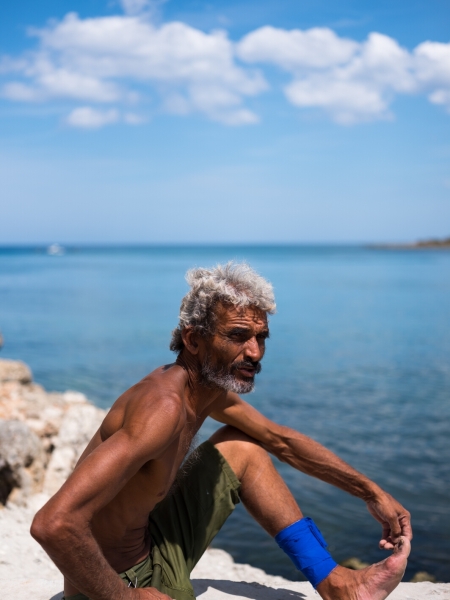 キューバ滞在時代、ヘミングウェイが小説「老人と海」を執筆した舞台となった小さな漁師町コヒマルにて。あの頃もこんな感じの漁師たちが居たんじゃないかと思わせる人物に遭遇しそっとシャッターを切った。FUJIFILM GFX 50S / GF63mmF2.8 R WR / 1/2,900秒 / F2.8 / 0EV / ISO100 / 絞り優先AE / 63mm
