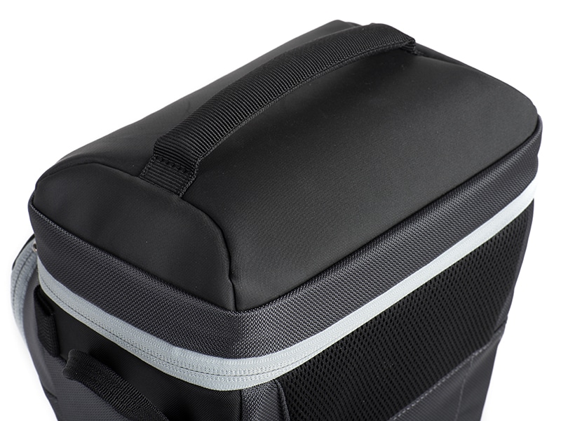 外装の一部にターポリン素材を使用