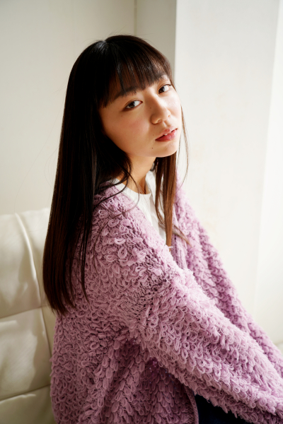 35mm判でのメインの仕事カメラとして早くもガンガン使いまくっている。同時発売のこのレンズとの組み合わせは、とっても使いやすい。α7R III / FE 24-105mm F4 G OSS / 1/200秒 / F4 / ISO100 / 絞り優先AE / 49mm（モデル：鈴木海那）