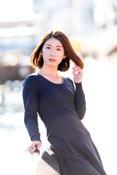 明るい日差しの逆光のなか、開放絞りF1.8にて撮影。輝度差の大きい背景だが、ハレーションや色収差も抑えられているので安心して逆光撮影にトライできる。EOS 5D Mark IV / SIGMA 135mm F1.8 DG HSM / 1/1,000秒 / F1.8 / 0EV / ISO100 / 絞り優先AE / 135mm（モデル：夏弥）