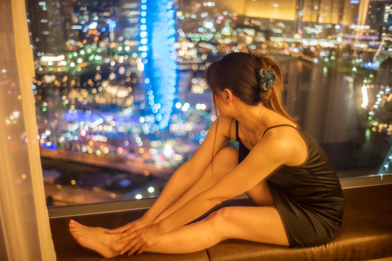 ライカSLはEVFが抜群にいいので初代ズミルックス35mmのような緩い結像でもピント合わせは楽。このレンズ独特の賑やかな光点ボケとクリオネのような収差が楽しい。ライカSL / ズミルックス35mm F1.4（初代） / 1/50秒 / F2 / 0EV / ISO1600 / マニュアル露出 / 35mm（モデル：遠藤さと美）